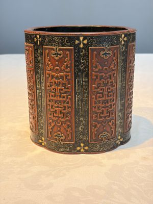 A Chinese gilt black-lacquered huanghuali brush pot with chilong design, Kangxi/Yongzheng — photo 4