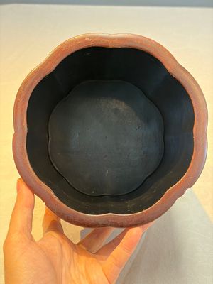 A Chinese gilt black-lacquered huanghuali brush pot with chilong design, Kangxi/Yongzheng — photo 5