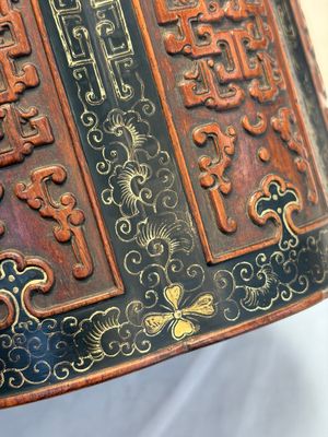 A Chinese gilt black-lacquered huanghuali brush pot with chilong design, Kangxi/Yongzheng — photo 7