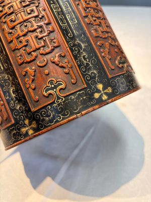 A Chinese gilt black-lacquered huanghuali brush pot with chilong design, Kangxi/Yongzheng — photo 8