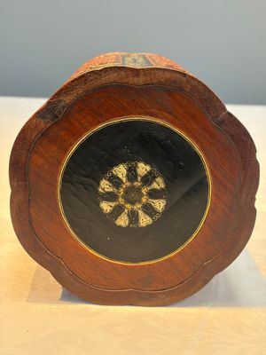 A Chinese gilt black-lacquered huanghuali brush pot with chilong design, Kangxi/Yongzheng — photo 9