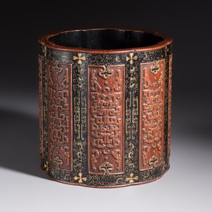 A Chinese gilt black-lacquered huanghuali brush pot with chilong design, Kangxi/Yongzheng — photo 1