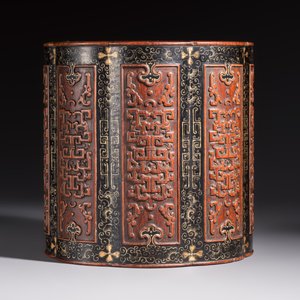 A Chinese gilt black-lacquered huanghuali brush pot with chilong design, Kangxi/Yongzheng — photo 2