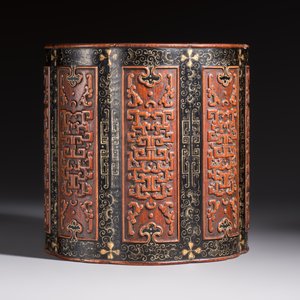 A Chinese gilt black-lacquered huanghuali brush pot with chilong design, Kangxi/Yongzheng — photo 3