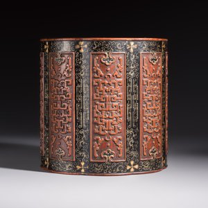 A Chinese gilt black-lacquered huanghuali brush pot with chilong design, Kangxi/Yongzheng — photo 5