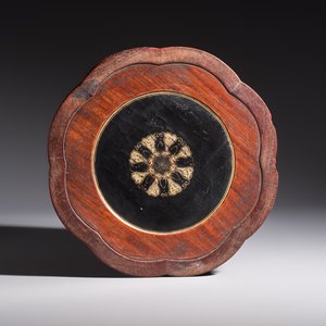 A Chinese gilt black-lacquered huanghuali brush pot with chilong design, Kangxi/Yongzheng — photo 6