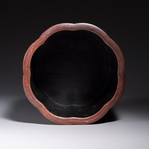 A Chinese gilt black-lacquered huanghuali brush pot with chilong design, Kangxi/Yongzheng — photo 7