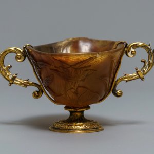 A Chinese gilt brass-mounted carved horn libation cup, 18/19th C. — 照片 1