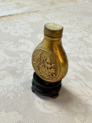 A Chinese gilt-bronze and mother-of-pearl-inlaid snuff bottle with birds among flowering branches, Guangxu mark and of the period — photo 1