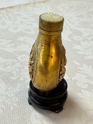 A Chinese gilt-bronze and mother-of-pearl-inlaid snuff bottle with birds among flowering branches, Guangxu mark and of the period — photo 2