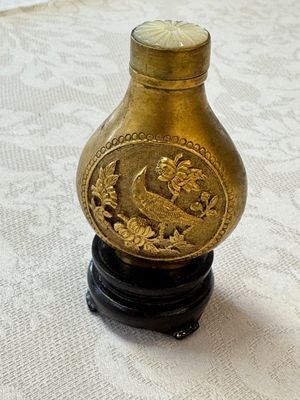 A Chinese gilt-bronze and mother-of-pearl-inlaid snuff bottle with birds among flowering branches, Guangxu mark and of the period — photo 3