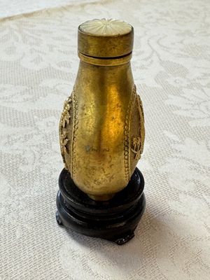 A Chinese gilt-bronze and mother-of-pearl-inlaid snuff bottle with birds among flowering branches, Guangxu mark and of the period — photo 4
