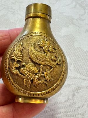 A Chinese gilt-bronze and mother-of-pearl-inlaid snuff bottle with birds among flowering branches, Guangxu mark and of the period — photo 5