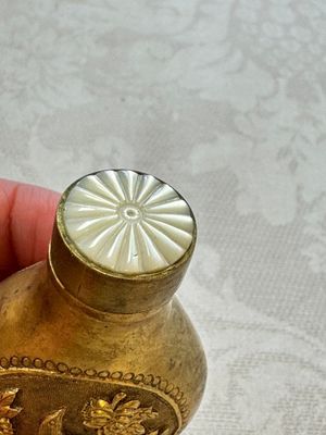 A Chinese gilt-bronze and mother-of-pearl-inlaid snuff bottle with birds among flowering branches, Guangxu mark and of the period — photo 6