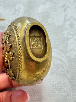 A Chinese gilt-bronze and mother-of-pearl-inlaid snuff bottle with birds among flowering branches, Guangxu mark and of the period — photo 7