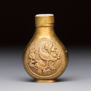 A Chinese gilt-bronze and mother-of-pearl-inlaid snuff bottle with birds among flowering branches, Guangxu mark and of the period — photo 2