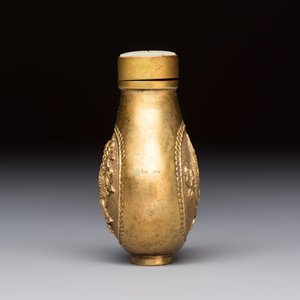 A Chinese gilt-bronze and mother-of-pearl-inlaid snuff bottle with birds among flowering branches, Guangxu mark and of the period — photo 3