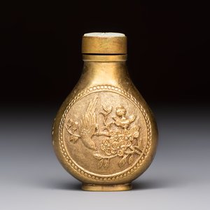 A Chinese gilt-bronze and mother-of-pearl-inlaid snuff bottle with birds among flowering branches, Guangxu mark and of the period — photo 4