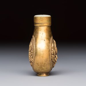 A Chinese gilt-bronze and mother-of-pearl-inlaid snuff bottle with birds among flowering branches, Guangxu mark and of the period — photo 5