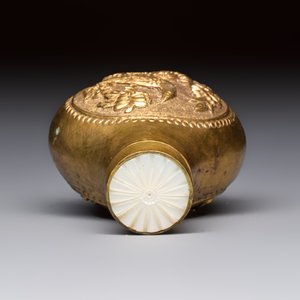 A Chinese gilt-bronze and mother-of-pearl-inlaid snuff bottle with birds among flowering branches, Guangxu mark and of the period — photo 6