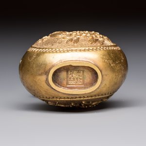 A Chinese gilt-bronze and mother-of-pearl-inlaid snuff bottle with birds among flowering branches, Guangxu mark and of the period — photo 7