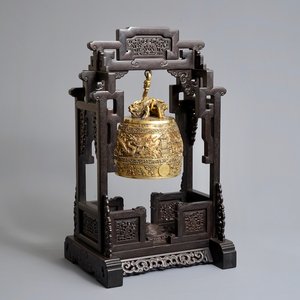 A Chinese gilt bronze bell in zitan suspension frame, Qianlong mark, 18/19th C. — 照片 1