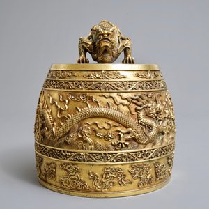 A Chinese gilt bronze bell in zitan suspension frame, Qianlong mark, 18/19th C. — 照片 11