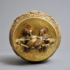 A Chinese gilt bronze bell in zitan suspension frame, Qianlong mark, 18/19th C. — 照片 12