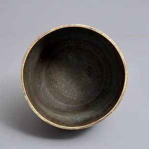 A Chinese gilt bronze bell in zitan suspension frame, Qianlong mark, 18/19th C. — 照片 13