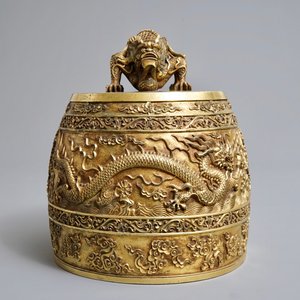 A Chinese gilt bronze bell in zitan suspension frame, Qianlong mark, 18/19th C. — 照片 9
