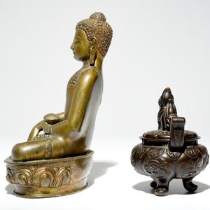 A Chinese gilt bronze Buddha and a small bronze censer with cover, 19th C. — photo 3