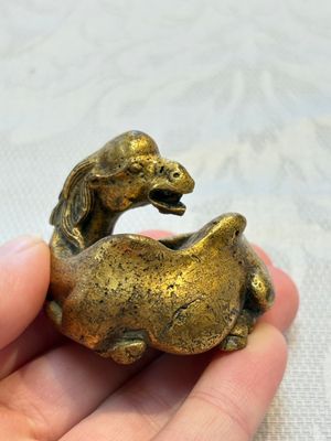 A Chinese gilt bronze 'Camel' paper weight, 19th C. — 照片 1