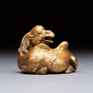 A Chinese gilt bronze 'Camel' paper weight, 19th C. — 照片 1