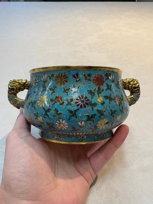 A Chinese gilt-bronze cloisonné censer with floral design, double vajra mark, 19/20th C. — foto 1