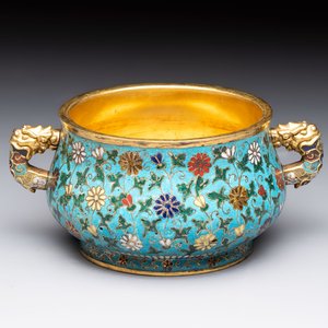 A Chinese gilt-bronze cloisonné censer with floral design, double vajra mark, 19/20th C. — foto 1