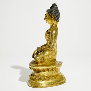 A Chinese gilt bronze figure of Buddha, 18/19th C. — photo 3
