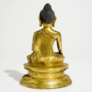 A Chinese gilt bronze figure of Buddha, 18/19th C. — photo 4