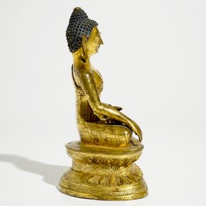 A Chinese gilt bronze figure of Buddha, 18/19th C. — photo 5