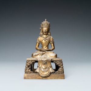 A Chinese gilt bronze figure of Buddha Amitayus, Qianlong — 照片 2