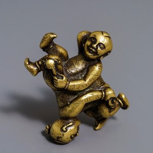 A Chinese gilt bronze Hoho brothers scroll weight, 18/19th C. — 照片 1