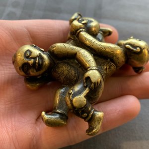A Chinese gilt bronze Hoho brothers scroll weight, 18/19th C. — 照片 15