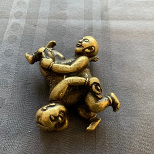 A Chinese gilt bronze Hoho brothers scroll weight, 18/19th C. — 照片 18