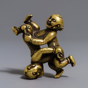 A Chinese gilt bronze Hoho brothers scroll weight, 18/19th C. — 照片 2