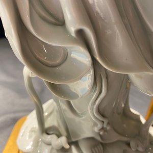 A Chinese gilt bronze lamp-mounted blanc de Chine figure of Guanyin, 19/20th C. — 照片 15