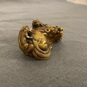 A Chinese gilt bronze 'lion with cubs' scroll weight, Qing — 照片 13