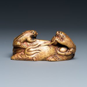 A Chinese gilt bronze 'lion with cubs' scroll weight, Qing — 照片 4