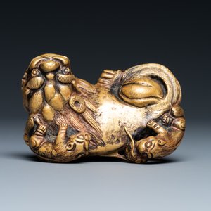 A Chinese gilt bronze 'lion with cubs' scroll weight, Qing — 照片 6