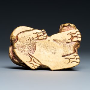 A Chinese gilt bronze 'lion with cubs' scroll weight, Qing — 照片 7