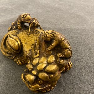 A Chinese gilt bronze 'lion with cubs' scroll weight, Qing — 照片 9