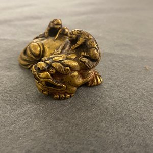 A Chinese gilt bronze 'lion with cubs' scroll weight, Qing — 照片 10